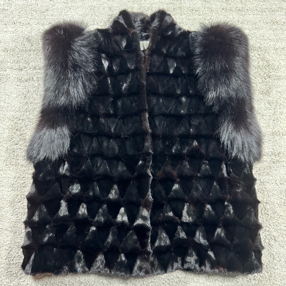 REAL Medium Women's FUR VEST - Dyed Mink - Made in Hong Kong (Origin Denmark)